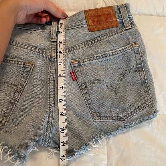 SOLD//Aritzia Levi’s 501 Shorts - Picture 5 of 5